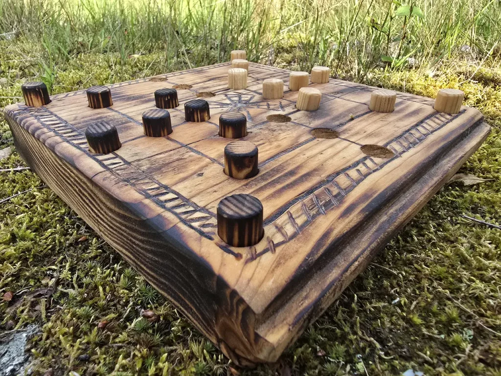 Rustikt handgjort brädspel kvarnspel nine mens morris