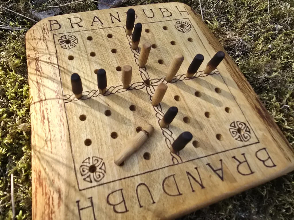 Brandubh av hyvlad björk med pyrografi